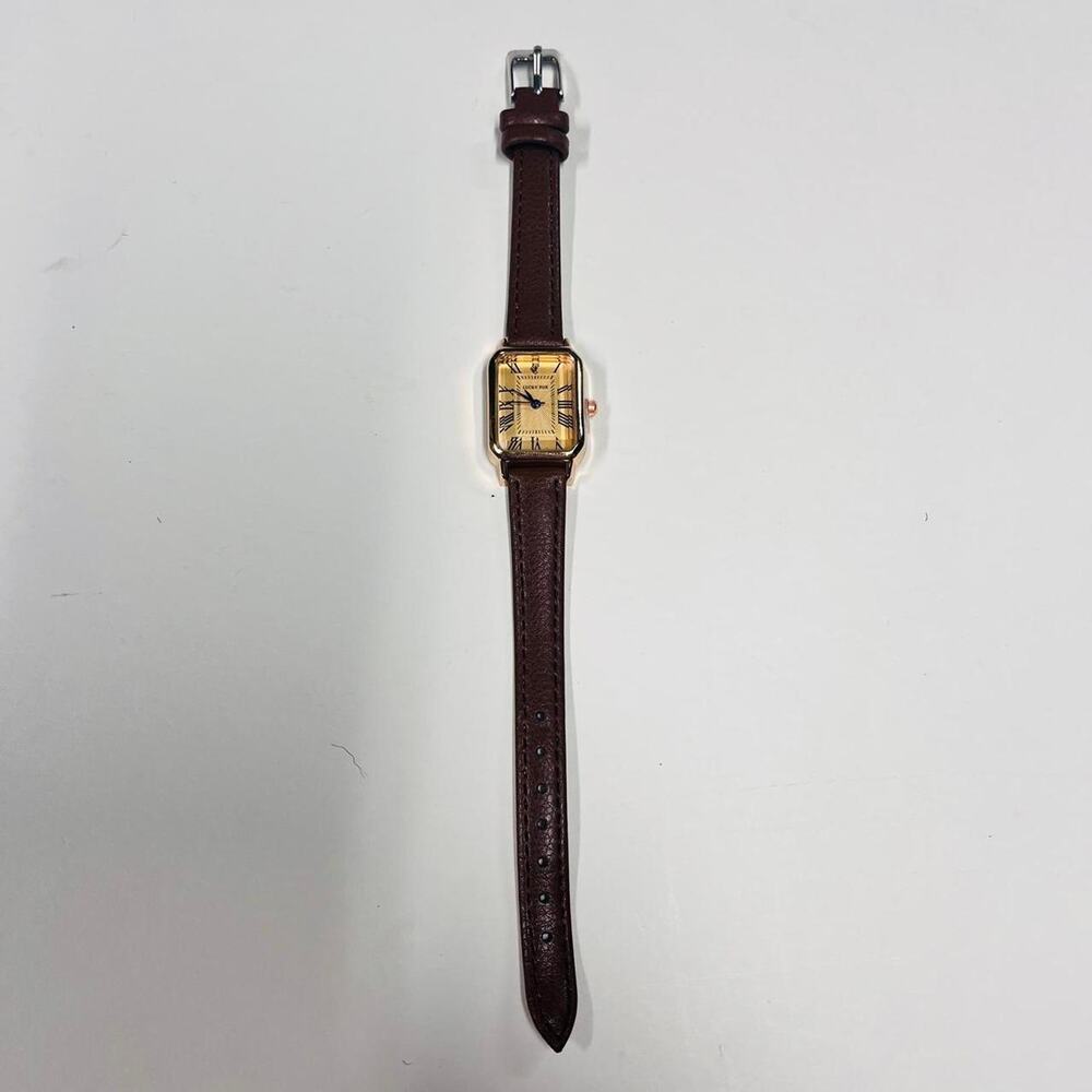 2000s vintage style rectangular gold luxury watch with leather band - Picture 4 of 11